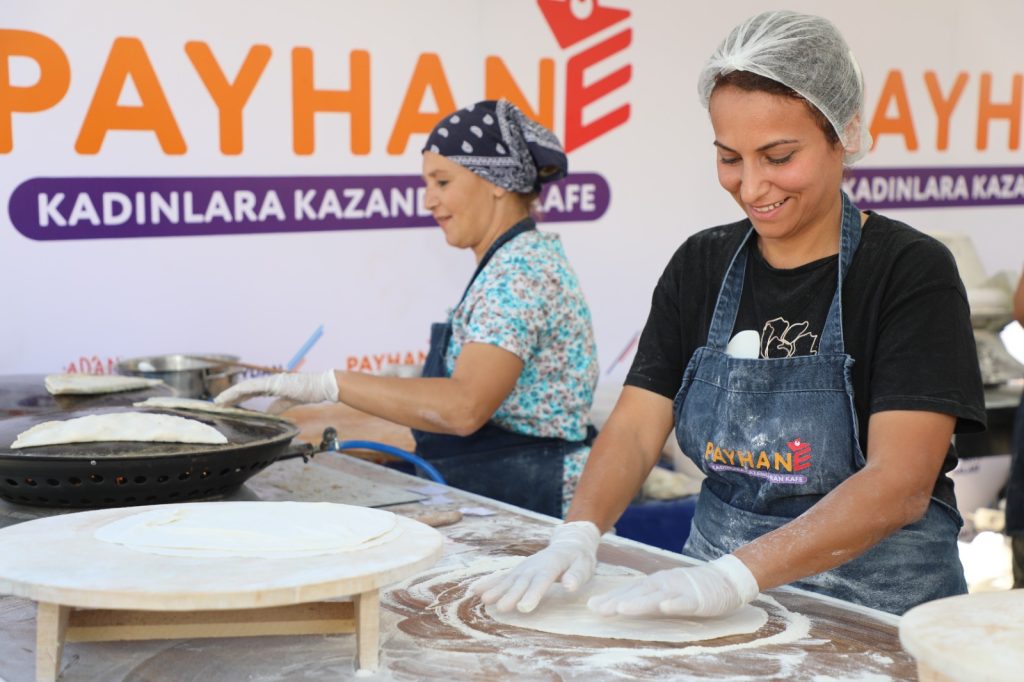 Lezzet-8-1024x682 “Kökleriyle Adana” Festivali’nde Ciğer Yediler