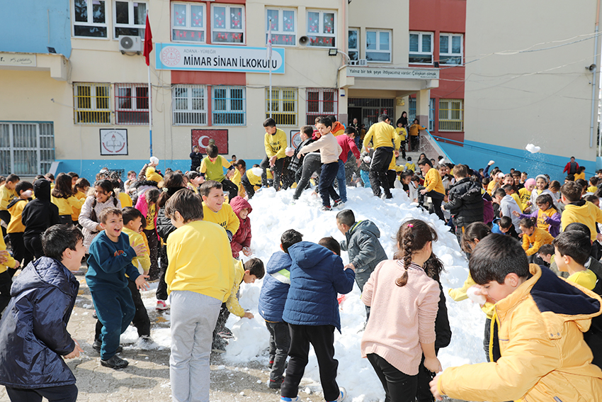 yuregir1 Hiç Kar Görmeyen Yüreğirli Çocuklara Kar Sürprizi