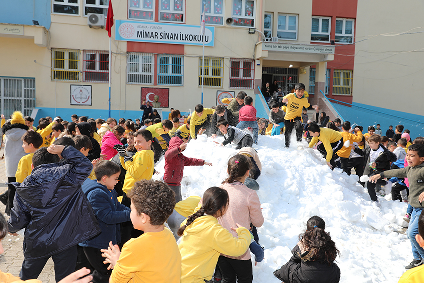 yuregir2 Hiç Kar Görmeyen Yüreğirli Çocuklara Kar Sürprizi