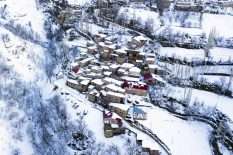 Taş evlerin kartpostallık kış manzarası