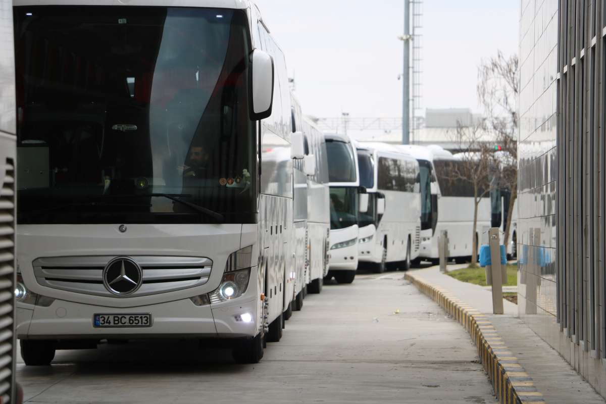 Ukrayna’daki Türk vatandaşlarının tahliyesi için Türkiye’den onlarca otobüs yola çıktı