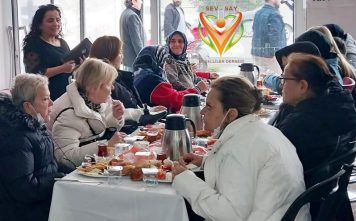Candaroğlu, Kahvaltıda Engellilerle Buluştu