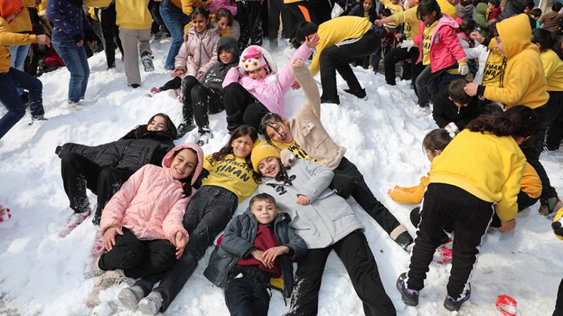 Hiç Kar Görmeyen Yüreğirli Çocuklara Kar Sürprizi