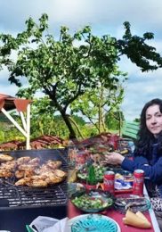 Gençlerin mangal sunumuyla işsiz doğa turu