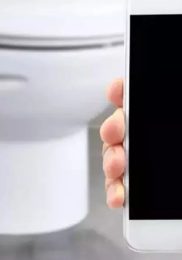 Tuvalette bile telefonu bırakamıyoruz!