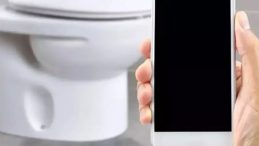 Tuvalette bile telefonu bırakamıyoruz!